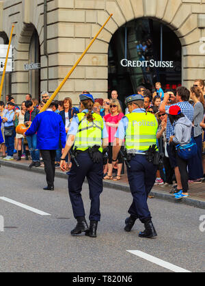 Zurich, Suisse - 1 août 2016 : des policiers en service pendant la parade consacrée à la Fête nationale suisse qui passe le long de la rue Uraniastrasse Banque D'Images