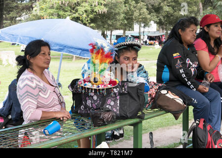 Les parcs sont bien utilisés à Quito en Équateur, les filles dansent en costume national ou jouer au volley-ball d'un soir.La robe indigenos est usé Banque D'Images