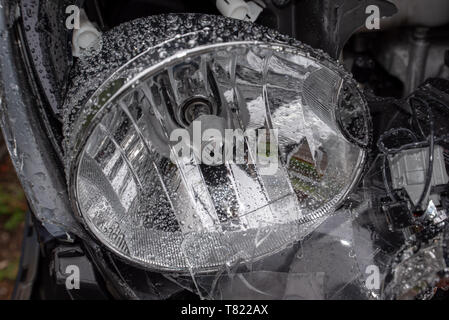 Volkswagen Golf. Accident de voiture et de détails. Accident de voiture sur la tête. Accident de voiture de police et l'arrière-plan. Banque D'Images