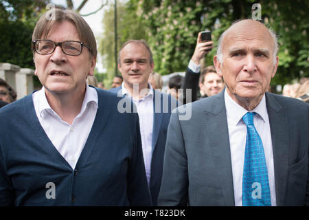 (De gauche à droite) du Parlement européen coordonnatrice Brexit Guy Verhofstadt, promenades avec Ed Davey, Libdem député de Kingston & Surbiton et Libdem chef Sir Vince Cable à Londres pendant leur campagne électorale de l'UE. Banque D'Images