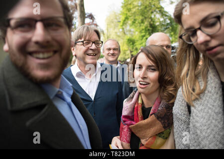 Le Parlement européen le coordonnateur du Brexit Guy Verhofstadt (deuxième à gauche), promenades avec Ed Davey, Libdem député de Kingston & Surbiton (centre arrière) et leader Libdem Sir Vince Cable (caché à droite) à Londres pendant leur campagne électorale de l'UE. Banque D'Images