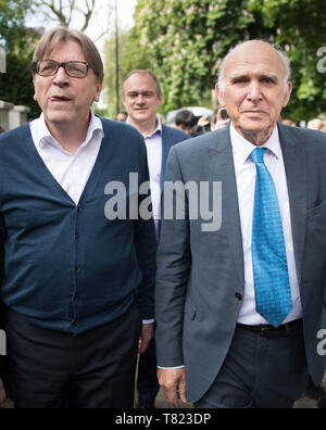 (De gauche à droite) du Parlement européen coordonnatrice Brexit Guy Verhofstadt, promenades avec Ed Davey, Libdem député de Kingston & Surbiton et Libdem chef Sir Vince Cable à Londres pendant leur campagne électorale de l'UE. Banque D'Images