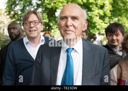 Le Parlement européen le coordonnateur du Brexit Guy Verhofstadt (à gauche), rejoint Libdem chef Sir Vince Cable (centre) à Londres pendant leur campagne électorale de l'UE. Banque D'Images