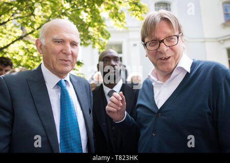 Le Parlement européen le coordonnateur du Brexit Guy Verhofstadt (droite), rejoint Libdem chef Sir Vince Cable (à gauche) à Londres pendant leur campagne électorale de l'UE. Banque D'Images