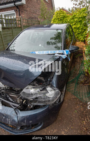 Accident de voiture, bleu/gris bande Police Véhicule Volkswagen Golf et des dommages de près. Accident de voiture arrière-plan. Banque D'Images