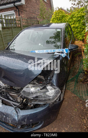 Accident de voiture, bleu/gris bande Police Véhicule Volkswagen Golf et des dommages de près. Accident de voiture arrière-plan. Banque D'Images
