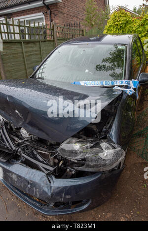 Accident de voiture, bleu/gris bande Police Véhicule Volkswagen Golf et des dommages de près. Accident de voiture arrière-plan. Banque D'Images