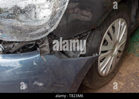 Accident de voiture, bleu/gris bande Police Véhicule Volkswagen Golf et des dommages de près. Accident de voiture arrière-plan. Banque D'Images