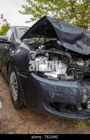 Accident de voiture, bleu/gris bande Police Véhicule Volkswagen Golf et des dommages de près. Accident de voiture arrière-plan. Banque D'Images