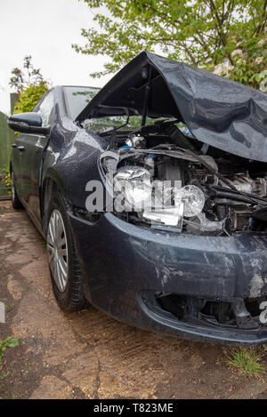 Accident de voiture, bleu/gris bande Police Véhicule Volkswagen Golf et des dommages de près. Accident de voiture arrière-plan. Banque D'Images