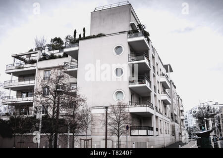 Issy les Moulineaux, près de Paris, France - 24 janvier 2018 : des détails architecturaux d'un bâtiment moderne récemment construit dans la banlieue de Paris sur un winte Banque D'Images