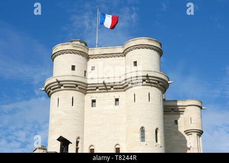 Château de Vincennes à Paris, France. L'architecture du château avec drapeau national français. Banque D'Images