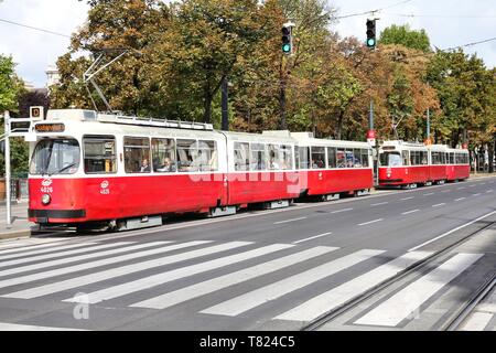 Vienne - 9 septembre : les navetteurs ride un tram le 9 septembre 2011 à Vienne. Avec 172km de longueur totale, réseau de tramway de Vienne est parmi les plus importantes au monde Banque D'Images