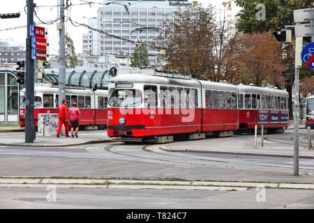 Vienne - 7 septembre : les navetteurs ride un tram le 7 septembre 2011 à Vienne. Avec 172km de longueur totale, réseau de tramway de Vienne est parmi les plus importantes au monde Banque D'Images