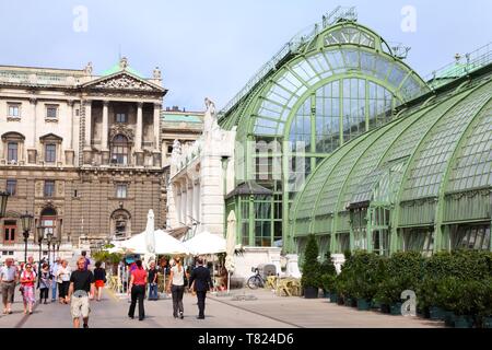 Vienne - 7 SEPTEMBRE : personnes visitent Burggarten salon le 7 septembre 2011 dans Kartner Strasse à Vienne. En 2008, Vienne a été le plus visité 20 cit Banque D'Images