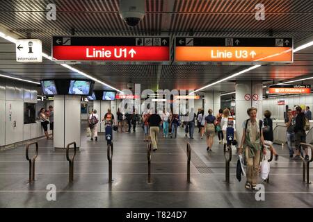 Vienne - 5 septembre : Les gens se pressent dans Métro le 5 septembre 2011 à Vienne. Avec 534m de passagers (2010), U-Bahn de Vienne est 20e grandes Banque D'Images