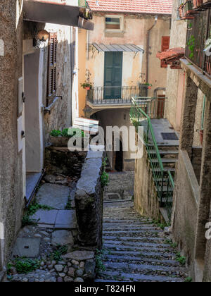 L'intérieur du village médiéval, calade qui s'insinuer entre les arcades et les petites arcades Banque D'Images
