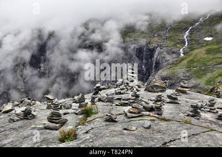 Parc national de Reinheimen En Norvège - cairns sentier de randonnée par temps nuageux. Banque D'Images