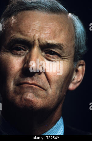 Tony Benn au congrès du parti travailliste, Bournmouth en octobre 1985 Anthony Neil Wedgwood Benn (3 avril 1925 - 14 mars 2014), à l'origine connu comme Anthony Wedgwood Benn, mais plus tard comme Tony Benn, était un homme politique français, écrivain et chroniqueuse. Il a été membre du Parlement (MP) pour 47 ans entre 1950 et 2001 les élections générales et un ministre dans les gouvernements travaillistes de Harold Wilson et James Callaghan dans les années 1960 et 1970. À l'origine un modéré, il a été identifié comme étant sur la partie gauche du disque dur a partir du début des années 1980, et a été largement considérée comme un promoteur du socialisme démocratique Banque D'Images