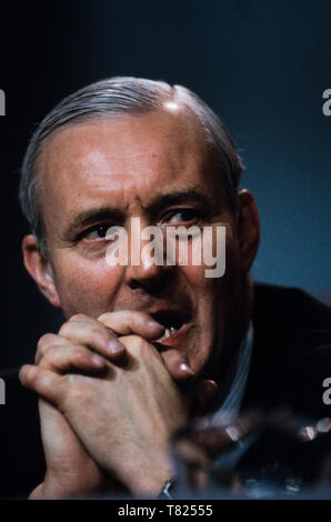 Tony Benn au congrès du parti travailliste, Bournmouth en octobre 1985 Anthony Neil Wedgwood Benn (3 avril 1925 - 14 mars 2014), à l'origine connu comme Anthony Wedgwood Benn, mais plus tard comme Tony Benn, était un homme politique français, écrivain et chroniqueuse. Il a été membre du Parlement (MP) pour 47 ans entre 1950 et 2001 les élections générales et un ministre dans les gouvernements travaillistes de Harold Wilson et James Callaghan dans les années 1960 et 1970. À l'origine un modéré, il a été identifié comme étant sur la partie gauche du disque dur a partir du début des années 1980, et a été largement considérée comme un promoteur du socialisme démocratique Banque D'Images