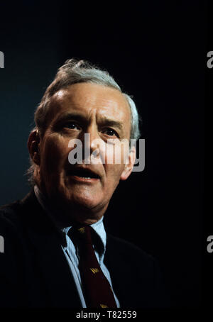 Tony Benn au congrès du parti travailliste, Bournmouth en octobre 1985 Anthony Neil Wedgwood Benn (3 avril 1925 - 14 mars 2014), à l'origine connu comme Anthony Wedgwood Benn, mais plus tard comme Tony Benn, était un homme politique français, écrivain et chroniqueuse. Il a été membre du Parlement (MP) pour 47 ans entre 1950 et 2001 les élections générales et un ministre dans les gouvernements travaillistes de Harold Wilson et James Callaghan dans les années 1960 et 1970. À l'origine un modéré, il a été identifié comme étant sur la partie gauche du disque dur a partir du début des années 1980, et a été largement considérée comme un promoteur du socialisme démocratique Banque D'Images