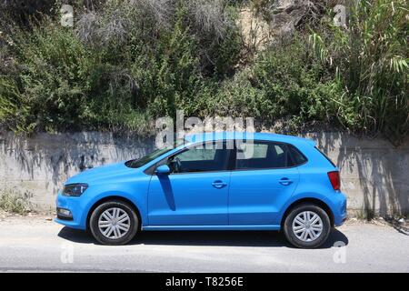 Corfou, Grèce - juin 2, 2016 : VW Polo Blue hatchback voiture garée dans l'île de Corfou, Grèce. Avec 566 véhicules immatriculés pour 1000 habitants la Grèce est b Banque D'Images