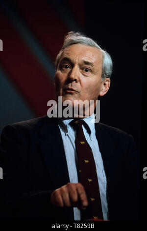 Tony Benn au congrès du parti travailliste, Bournmouth en octobre 1985 Anthony Neil Wedgwood Benn (3 avril 1925 - 14 mars 2014), à l'origine connu comme Anthony Wedgwood Benn, mais plus tard comme Tony Benn, était un homme politique français, écrivain et chroniqueuse. Il a été membre du Parlement (MP) pour 47 ans entre 1950 et 2001 les élections générales et un ministre dans les gouvernements travaillistes de Harold Wilson et James Callaghan dans les années 1960 et 1970. À l'origine un modéré, il a été identifié comme étant sur la partie gauche du disque dur a partir du début des années 1980, et a été largement considérée comme un promoteur du socialisme démocratique Banque D'Images