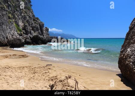 Plage de l'île de Corfou - paysage en Grèce. Plage de Myrtiotissa sous les falaises. Banque D'Images