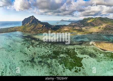L'Ile Maurice, Rivière Noire, le Morne Brabant, inscrite au Patrimoine Mondial de l'UNESCO (vue aérienne) Banque D'Images