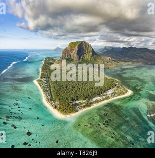 L'Ile Maurice, Rivière Noire, le Morne Brabant, inscrite au Patrimoine Mondial de l'UNESCO (vue aérienne) Banque D'Images