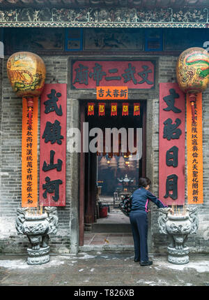 Hong Kong, Chine - mars 8, 2019 : Tai Yi Man Mo Temple taoïste dans Shin Fu Street. Entrée avec des bannières rouges, des statues et des ballons. Une seule foi Banque D'Images