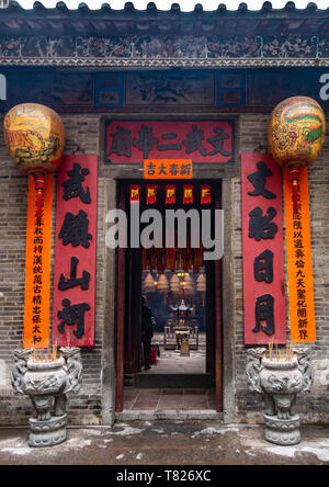 Hong Kong, Chine - mars 8, 2019 : Tai Yi Man Mo Temple taoïste dans Shin Fu Street. Entrée avec des bannières rouges, des statues et des ballons. Banque D'Images