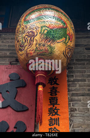 Hong Kong, Chine - mars 8, 2019 : Tai Yi Man Mo Temple taoïste dans Shin Fu Street. Gros plan du ballon dragon en face de porte d'entrée. Banque D'Images