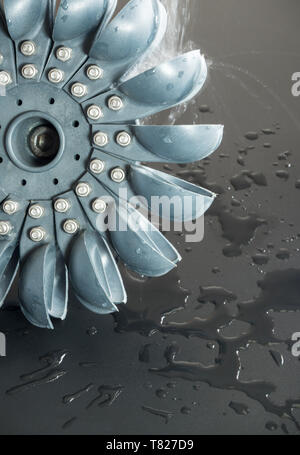 Pelton Turbine l'eau humide pour produire de l'électricité par l'énergie hydraulique Banque D'Images