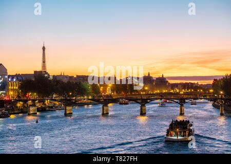 France, Paris, quais de Seine classés au Patrimoine Mondial par l'UNESCO, un bateau mouche, la passerelle des arts et de la Tour Eiffel Banque D'Images