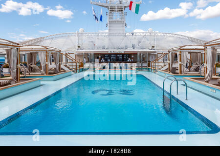 Civitavecchia, Italie - 20 septembre 2017 : piscine et bar de la retraite sur le Royal Princess bateau de croisière. De nombreux navires ici dock pour Rome. Banque D'Images