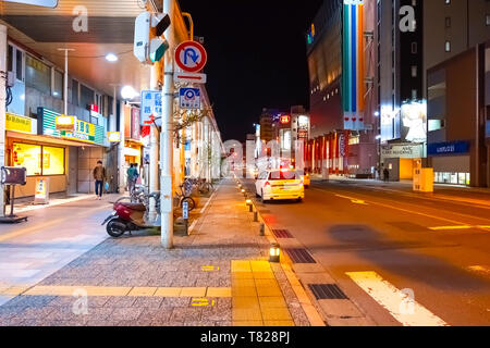 D'Aomori, JAPON - 23 Avril 2018 : scène de nuit à la rue principale d'Aomori avec des centres commerciaux et du marché à la gare d'Aomori, au bout de la rue Banque D'Images