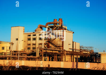 Rusty de tuyaux d'acier dans les usines abandonnées Banque D'Images