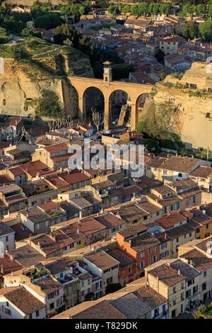 France, Bouches du Rhône, Saint Chamas, aqueduc, le pont de l'horloge entre les collines de moulières et Baou (vue aérienne) Banque D'Images