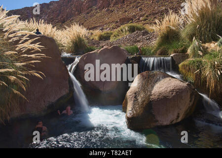 Profitant de l'eau chaude de Puritama, San Pedro de Atacama, Chili Banque D'Images