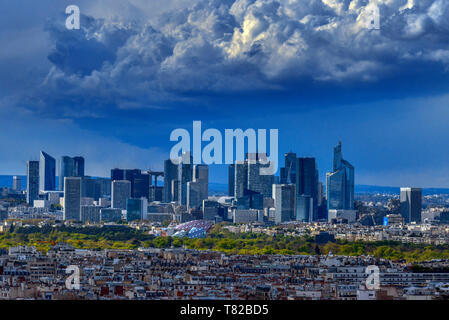 Un aperçu du quartier d'affaires de Paris, prises depuis le sommet de la Tour Eiffel à Paris, France. Banque D'Images