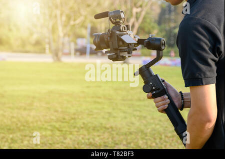 Vidéographe professionnel avec l'appareil photo sur la production de stabilisateur de cardan Banque D'Images