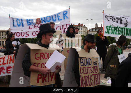 Les protestataires prennent part à un court sketch pour protester contre les réformes du gouvernement et défendre les services, Lyon, France Banque D'Images