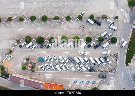 Vue de dessus de voiture en stationnement avec traffic sign sur chemin de béton et les gens Banque D'Images