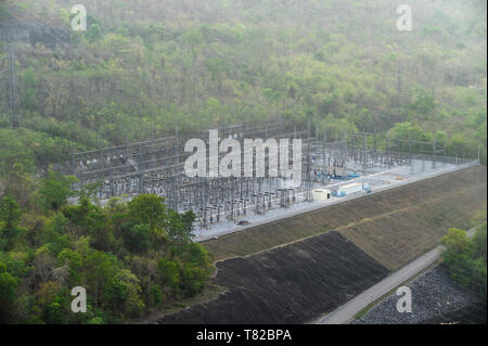 Rangée de poteau électrique sur power plant in tropical rainforest à national park Banque D'Images