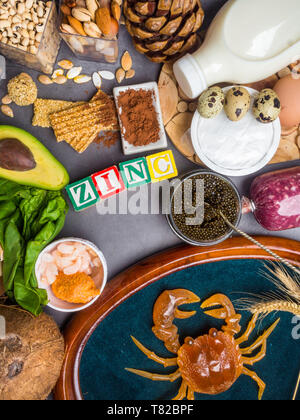 Les aliments avec le zinc minéral sur table béton gris. Vue d'en haut Banque D'Images