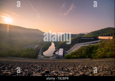 Barrage de Srinakarin avec hydro power plant on tropical deepforest dans parc national à Kanchanaburi, Thaïlande Banque D'Images