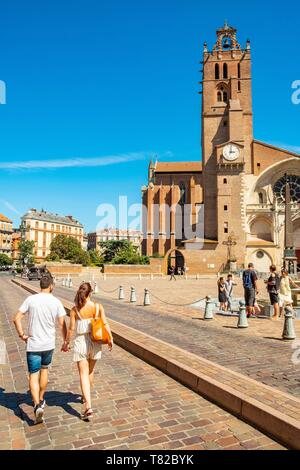 France, Haute Garonne, Toulouse, couple en face de la cathédrale Saint Etienne Banque D'Images