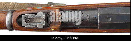 Une carabine Mosin-Nagant M 1907, 2e modèle, le calibre 7,62 x 54R, no. 869. Les numéros correspondants. Alésage lumineux, longueur 51 cm. Cinq coups de feu. Broche de recul. Sites touristiques : ouvrez guidon à pans de l'étape de la vue, à l'échelle 400 - 2000 arschin. Fabriqués en Ishevsk en 1909. Sur le fût imprimé en écriture cyrillique racine 'Ishevsk Manufacture d'armes" du tsar, aigle sur la tête du récepteur. Fini original, plus ainsi repéré de façon minimale sur le plateau du magasin. Lock poli blanc. Garde la main jusqu'à la vue. Stock de bouleau avec quelques marques d'usure, complet avec sangle web et tige de nettoyage. Additional-Rights Clearance-Info-rare,-Not-Available Banque D'Images