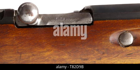 Une carabine Mosin-Nagant M 1907, 2e modèle, le calibre 7,62 x 54R, no. 869. Les numéros correspondants. Alésage lumineux, longueur 51 cm. Cinq coups de feu. Broche de recul. Sites touristiques : ouvrez guidon à pans de l'étape de la vue, à l'échelle 400 - 2000 arschin. Fabriqués en Ishevsk en 1909. Sur le fût imprimé en écriture cyrillique racine 'Ishevsk Manufacture d'armes" du tsar, aigle sur la tête du récepteur. Fini original, plus ainsi repéré de façon minimale sur le plateau du magasin. Lock poli blanc. Garde la main jusqu'à la vue. Stock de bouleau avec quelques marques d'usure, complet avec sangle web et tige de nettoyage. Additional-Rights Clearance-Info-rare,-Not-Available Banque D'Images
